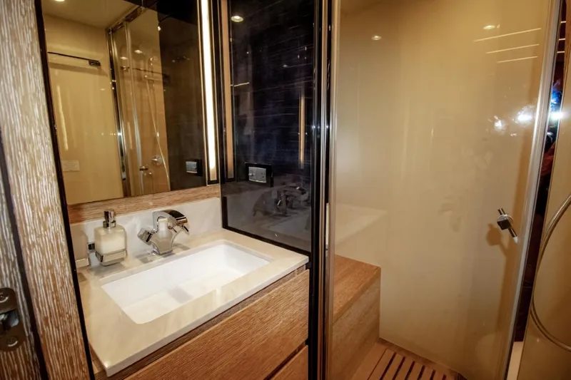 Independiente Yacht Photos Pics 