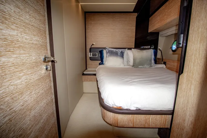 Independiente Yacht Photos Pics 