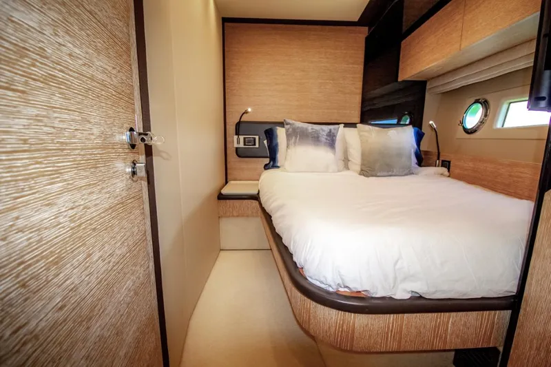 Independiente Yacht Photos Pics 