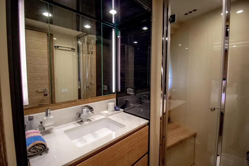 Independiente Yacht Photos Pics 