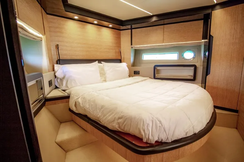 Independiente Yacht Photos Pics 