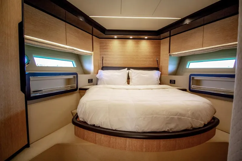 Independiente Yacht Photos Pics 