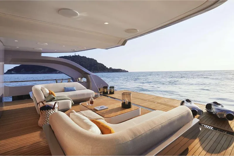 Yacht Photos Pics DYachts - Azimut Grande Trideck