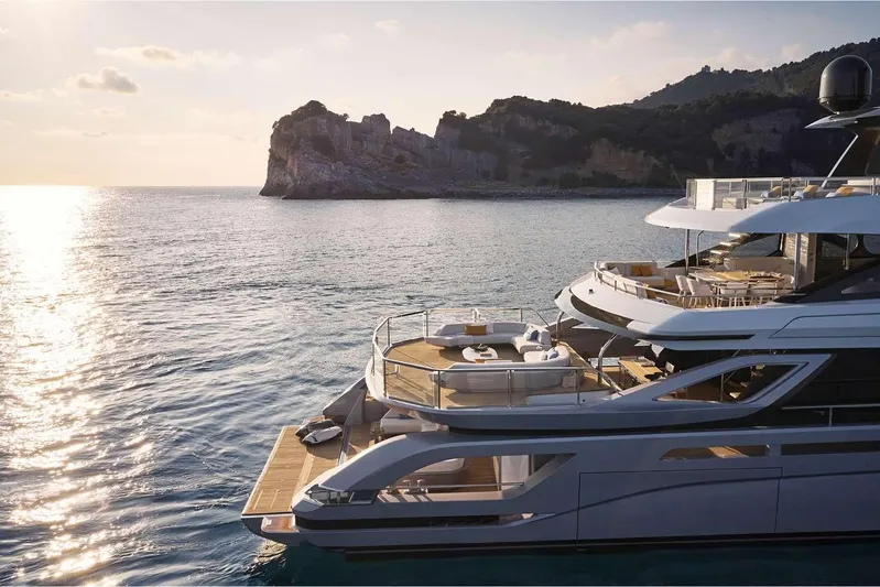  Yacht Photos Pics DYachts - Azimut Grande Trideck
