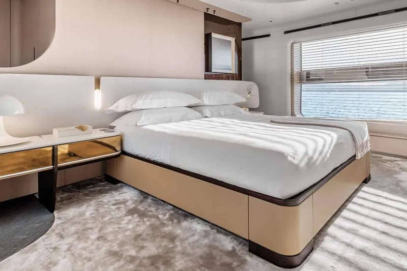  Yacht Photos Pics DYachts - Azimut Grande Trideck