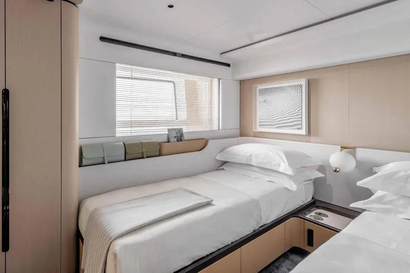  Yacht Photos Pics DYachts - Azimut Grande Trideck