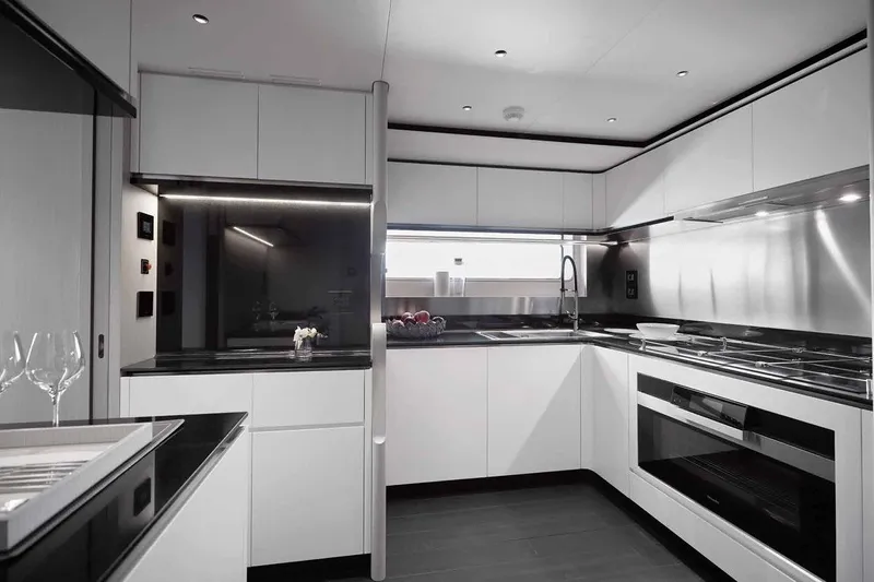  Yacht Photos Pics DYachts - Azimut Grande Trideck