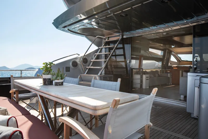  Yacht Photos Pics Luxurious Sunseeker Predator 84 yacht deck with dining area, 2009 model.