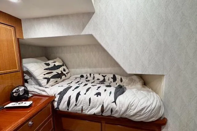Pipe Dream Yacht Photos Pics Cozy cabin bed with fish-themed bedding in 2005 Ocean Yachts 50 Super Sport.