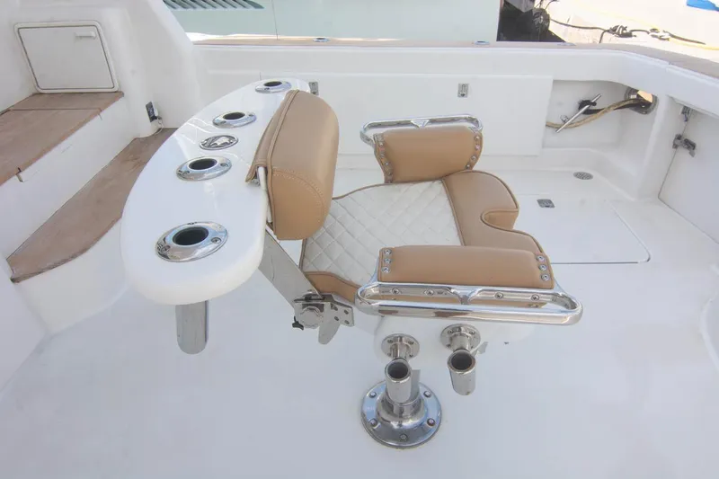 Pipe Dream Yacht Photos Pics Luxurious seating on 2005 Ocean Yachts 50 Super Sport fishing boat.