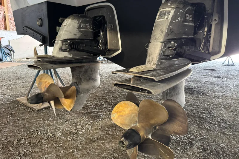  Yacht Photos Pics 2016 Beneteau Gran Turismo 40 boat propellers and drives in dry dock.