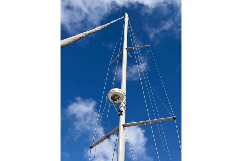 Set Free Yacht Photos Pics Mast of 2007 Beneteau 49 sailboat against a clear blue sky.
