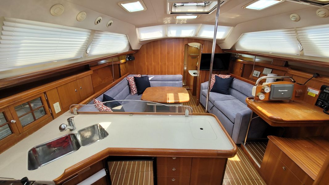 2007 Hunter 41 Deck Salon