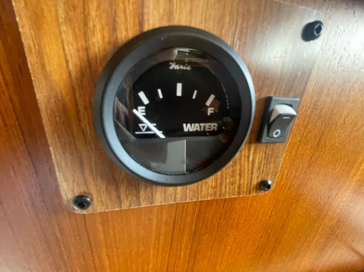 Beautiful Boat At Great Price! Yacht Photos Pics Water gauge on 2023 Ranger Tugs R-25 boat dashboard, showing empty to full levels.