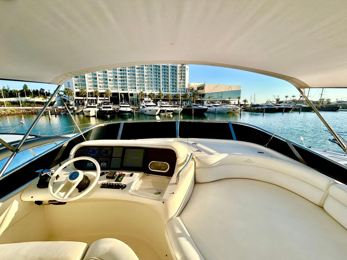 2003 Azimut 57 