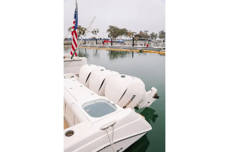  Yacht Photos Pics 2010 Everglades 350LX boat with Yamaha engines docked at marina.