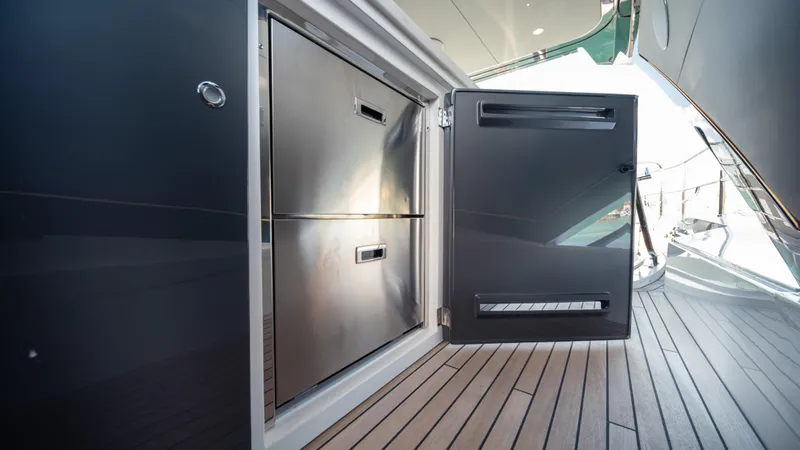 Hideout Yacht Photos Pics 