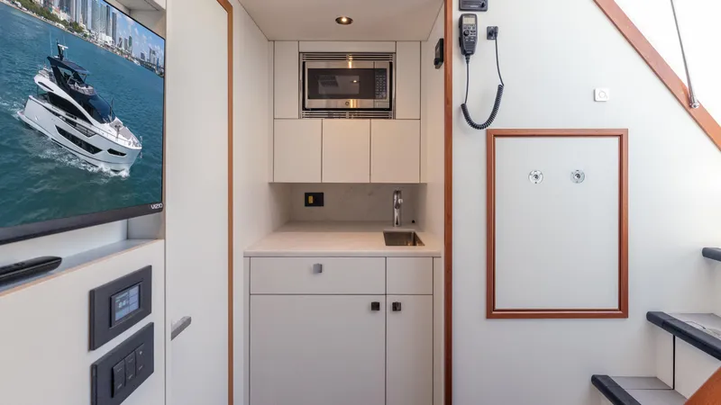 Hideout Yacht Photos Pics 