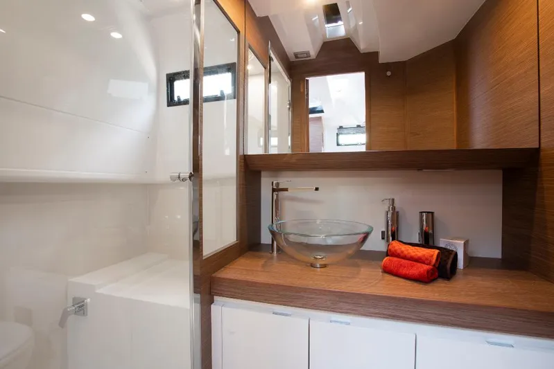  Yacht Photos Pics Luxurious bathroom in Solaris Power 44 OPEN ST, year 2026.