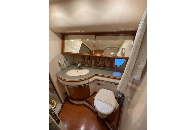 New Davis Yacht Photos Pics Azimut 62 Fly Evo bathroom