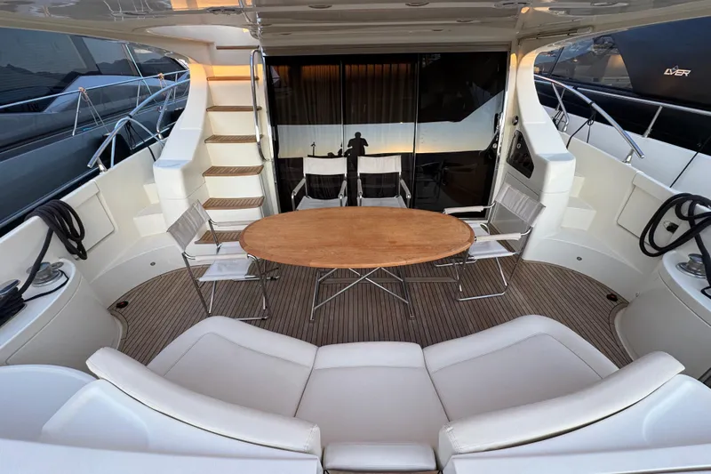 New Davis Yacht Photos Pics Azimut 62 Fly Evo cockpit dinette