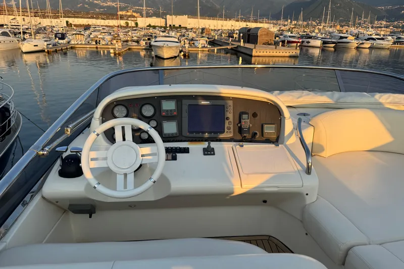 New Davis Yacht Photos Pics Azimut 62 Fly Evo Fly helm station