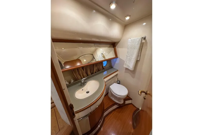 New Davis Yacht Photos Pics Azimut 62 Fly Evo bathroom
