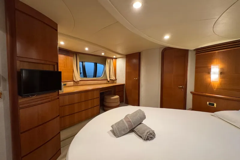 New Davis Yacht Photos Pics Azimut 62 Fly Evo owner's cabin detail