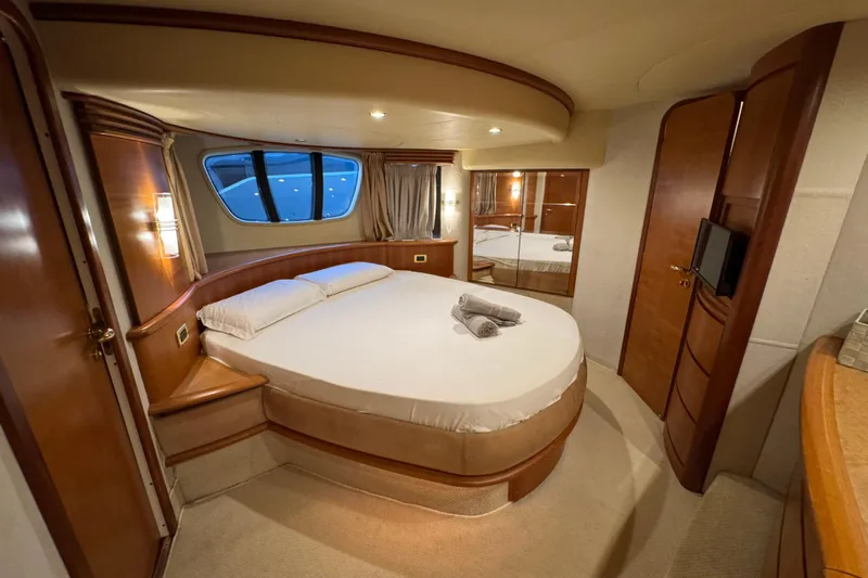 New Davis Yacht Photos Pics Azimut 62 Fly Evo owner's cabin