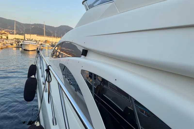 New Davis Yacht Photos Pics Azimut 62 Fly Evo sideway