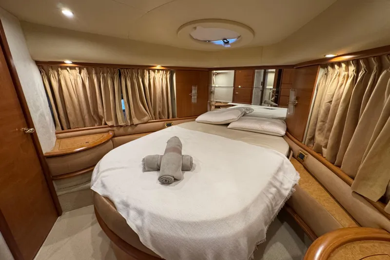 New Davis Yacht Photos Pics Azimut 62 Fly Evo Vip cabin