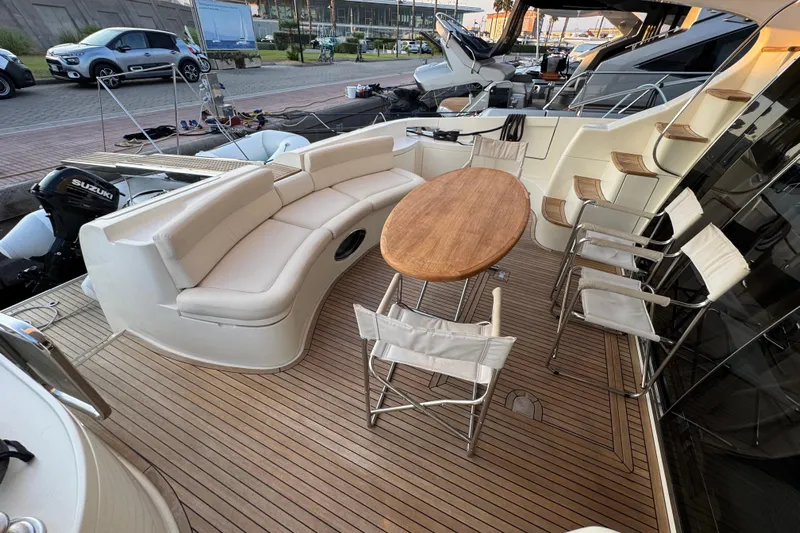 New Davis Yacht Photos Pics Azimut 62 Fly Evo cockpit dinette