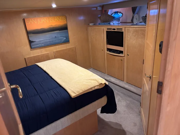 Orca Belle Yacht Photos Pics Cozy bedroom in 2000 Navigator 5300 yacht with TV, artwork, and plush bedding.