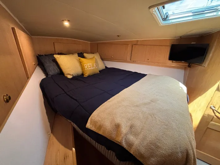 Orca Belle Yacht Photos Pics Cozy bedroom in 2000 Navigator 5300 yacht with skylight and TV.