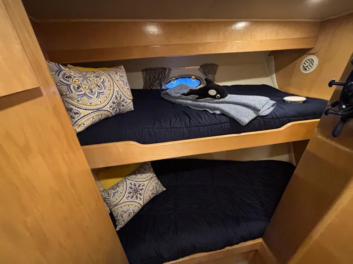 Orca Belle Yacht Photos Pics Bunk beds in 2000 Navigator 5300 yacht cabin with decorative pillows and cozy bedding.