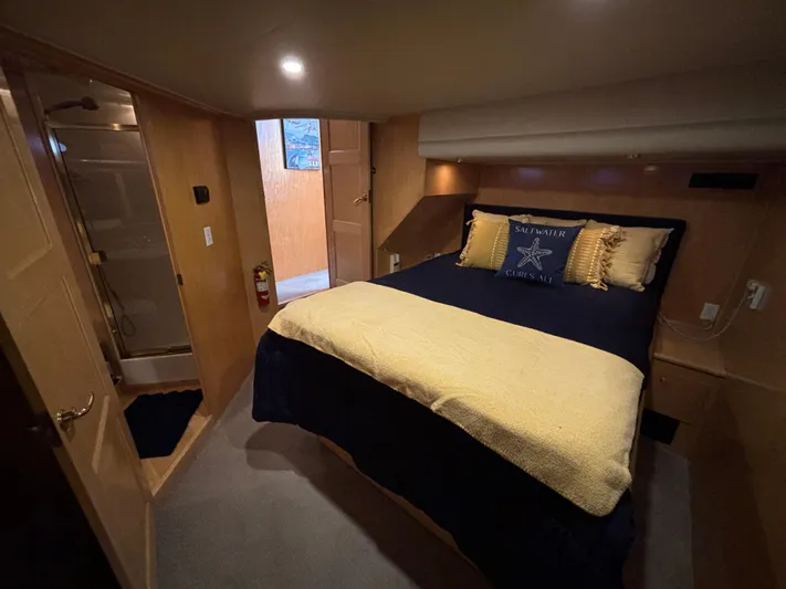 Orca Belle Yacht Photos Pics Cozy bedroom in 2000 Navigator 5300 yacht with plush bedding and wooden interior.