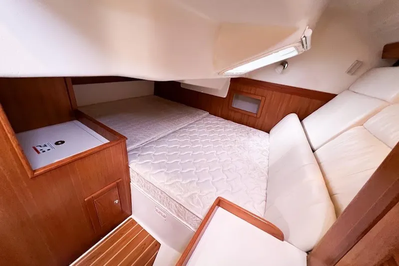 Just Cause Yacht Photos Pics Large queen size aft berth