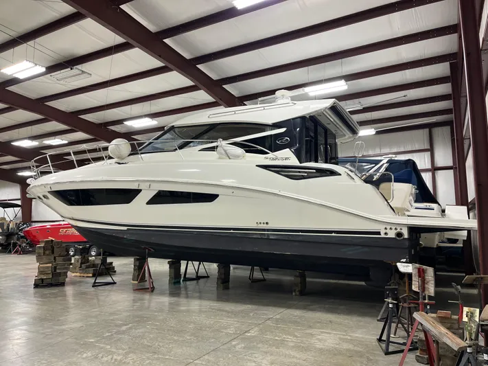  Yacht Photos Pics 2016 Sea Ray 470 Sundancer yacht in a storage facility, elevated on blocks.