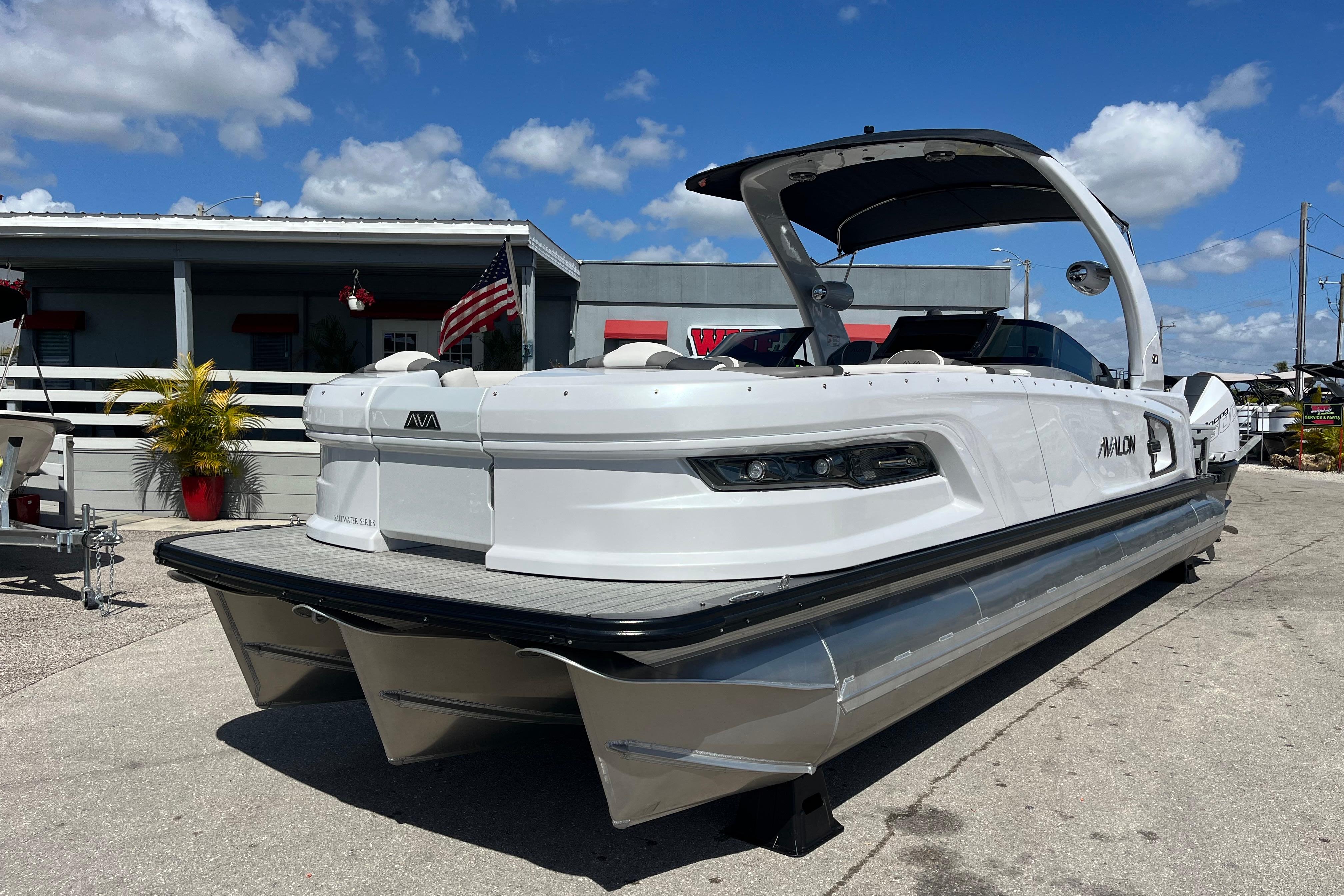 Avalon 2785 Excalibur Carbon Series, Windshield Elite, Tri Toon, Twin Mercury Racing 500R's JPO