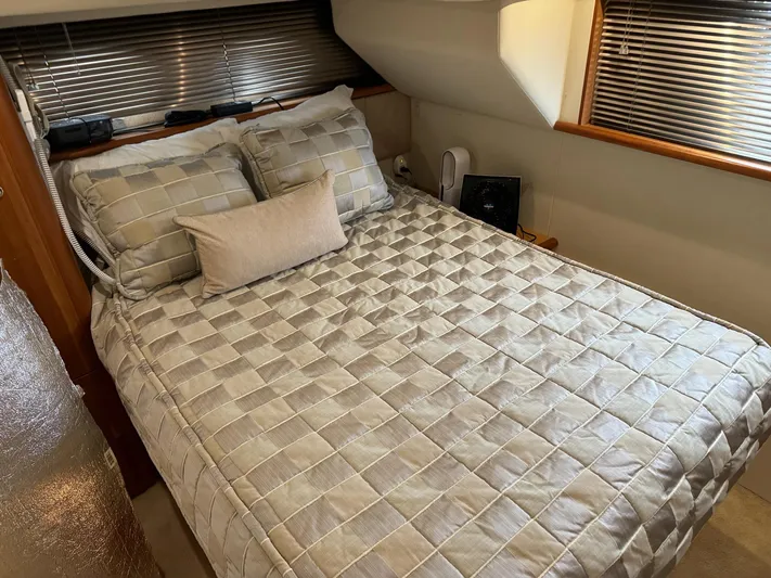 Scott Free & Gigi Too Yacht Photos Pics Cozy bedroom in 2002 Silverton 392 Motor Yacht with checkered bedding and wooden accents.