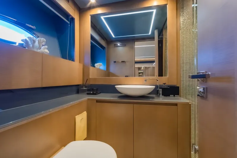 Le Caprice IV Yacht Photos Pics 