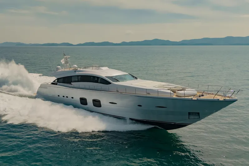 Le Caprice IV Yacht Photos Pics 2011 Pershing 108