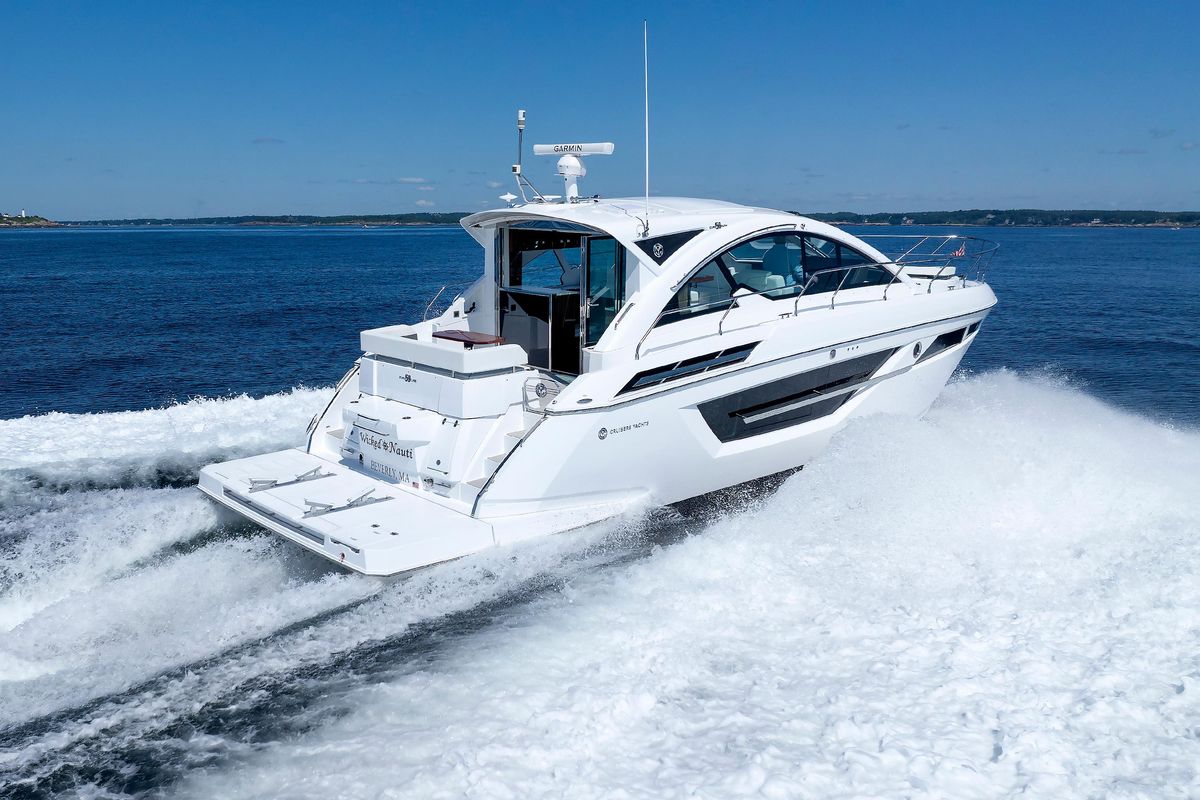 2021 Cruisers Yachts 50 