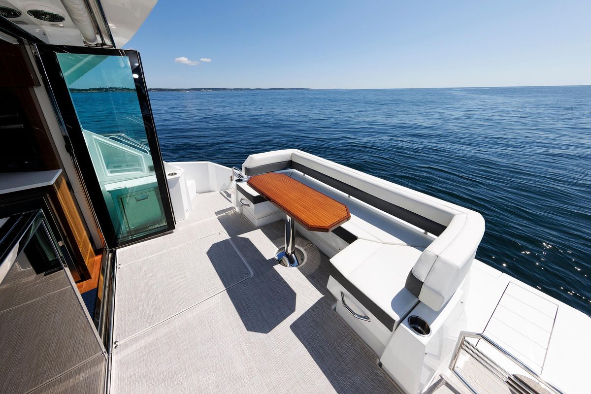 2021 Cruisers Yachts 50 