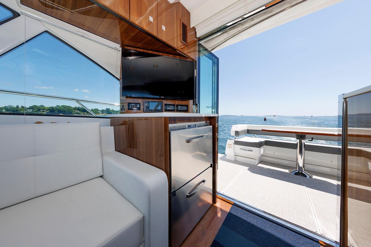 2021 Cruisers Yachts 50 