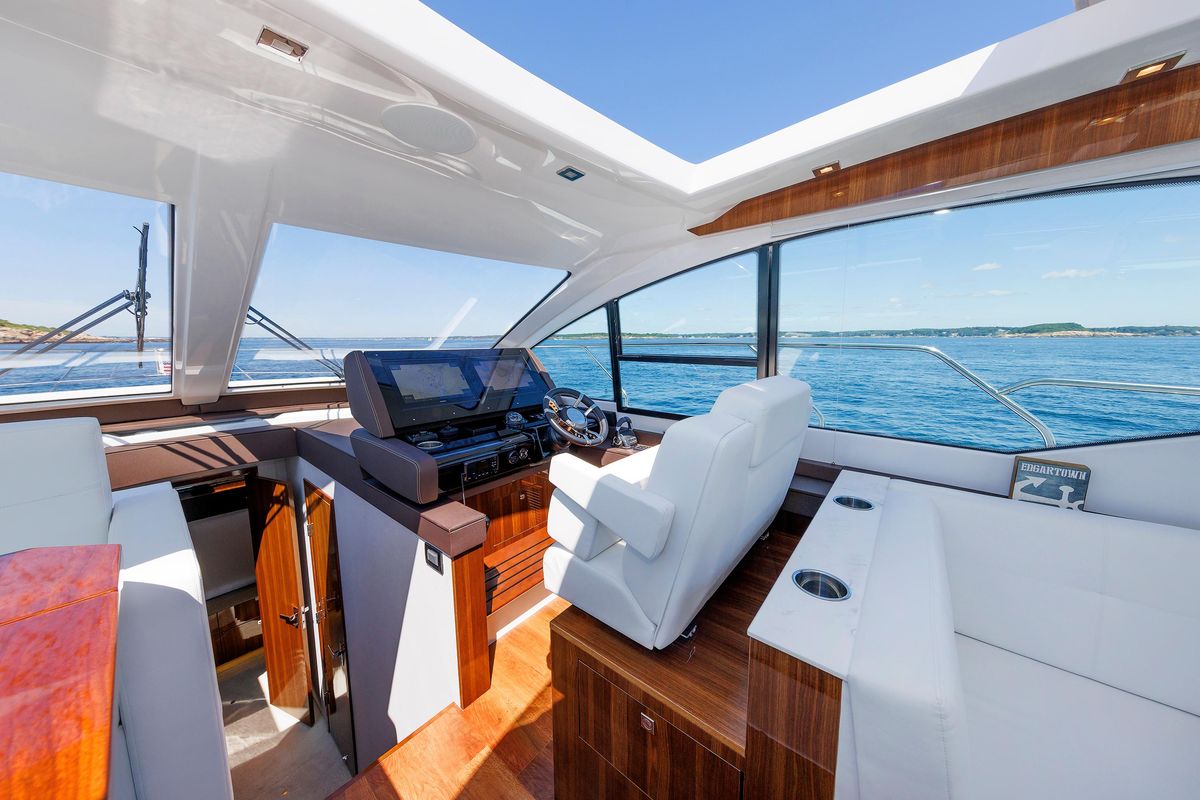 2021 Cruisers Yachts 50 