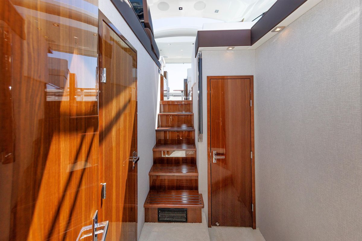 2021 Cruisers Yachts 50 