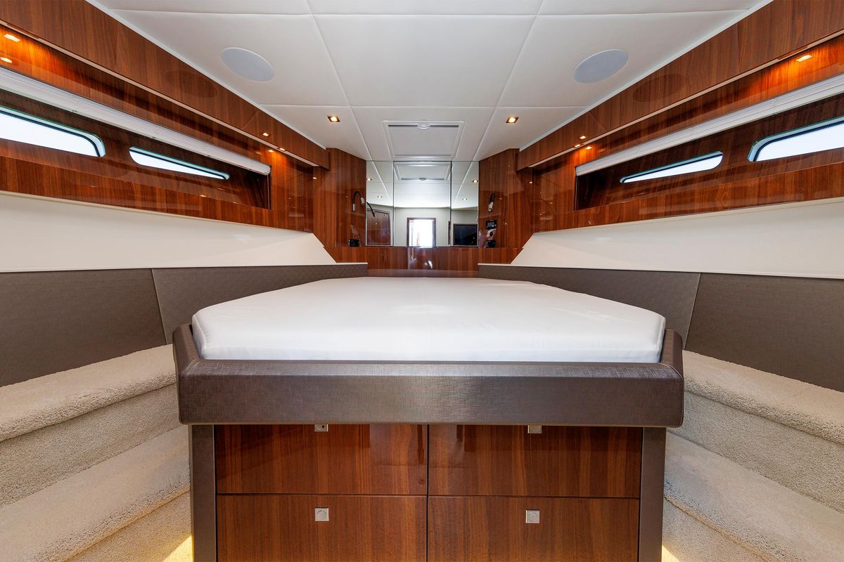 2021 Cruisers Yachts 50 