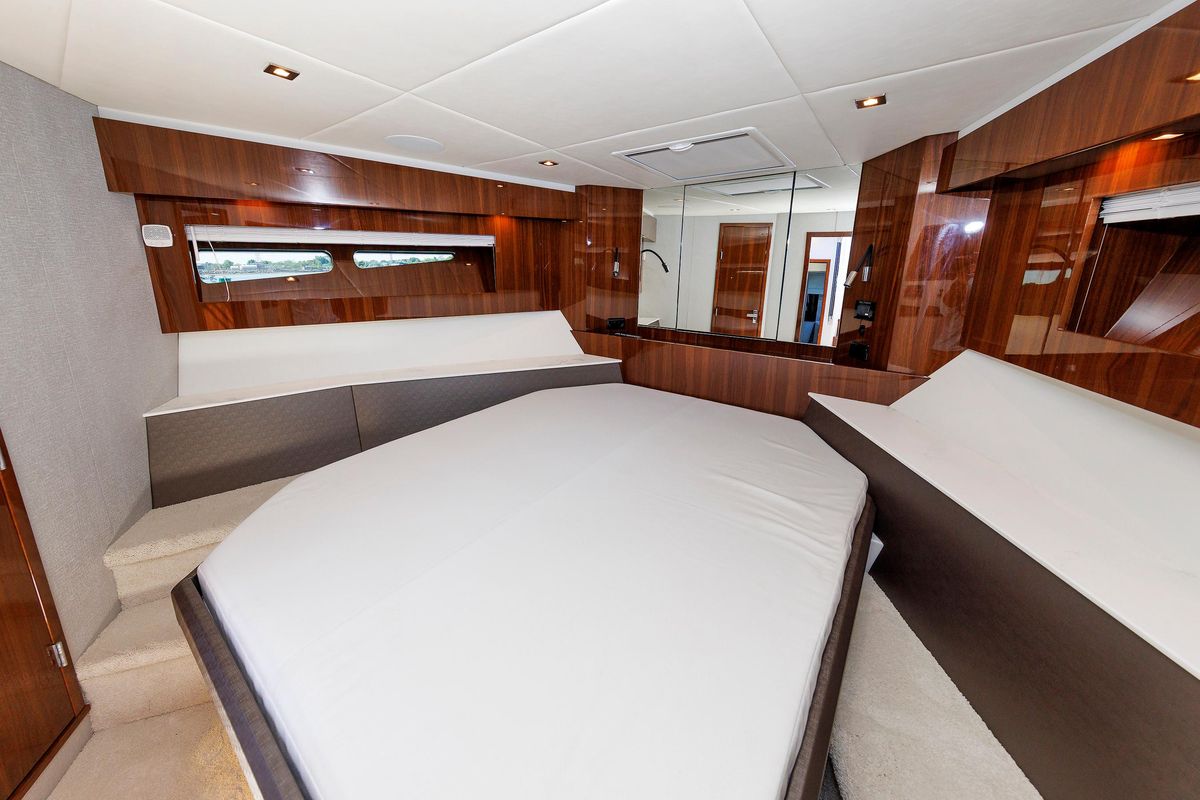 2021 Cruisers Yachts 50 