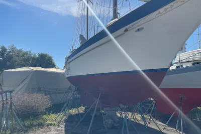 Cheoy Lee Clipper 42